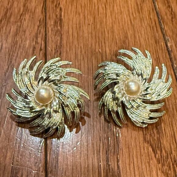 Vintage Sarah Coventry Silver Pinwheel Clip On Earrings 1962 Faux Pearl Retro - Picture 8 of 14